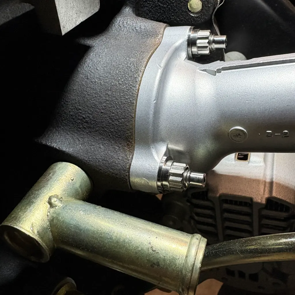 RB26 THERMOSTATE HOUSING NECK TITANIUM STUD KIT 2.webp