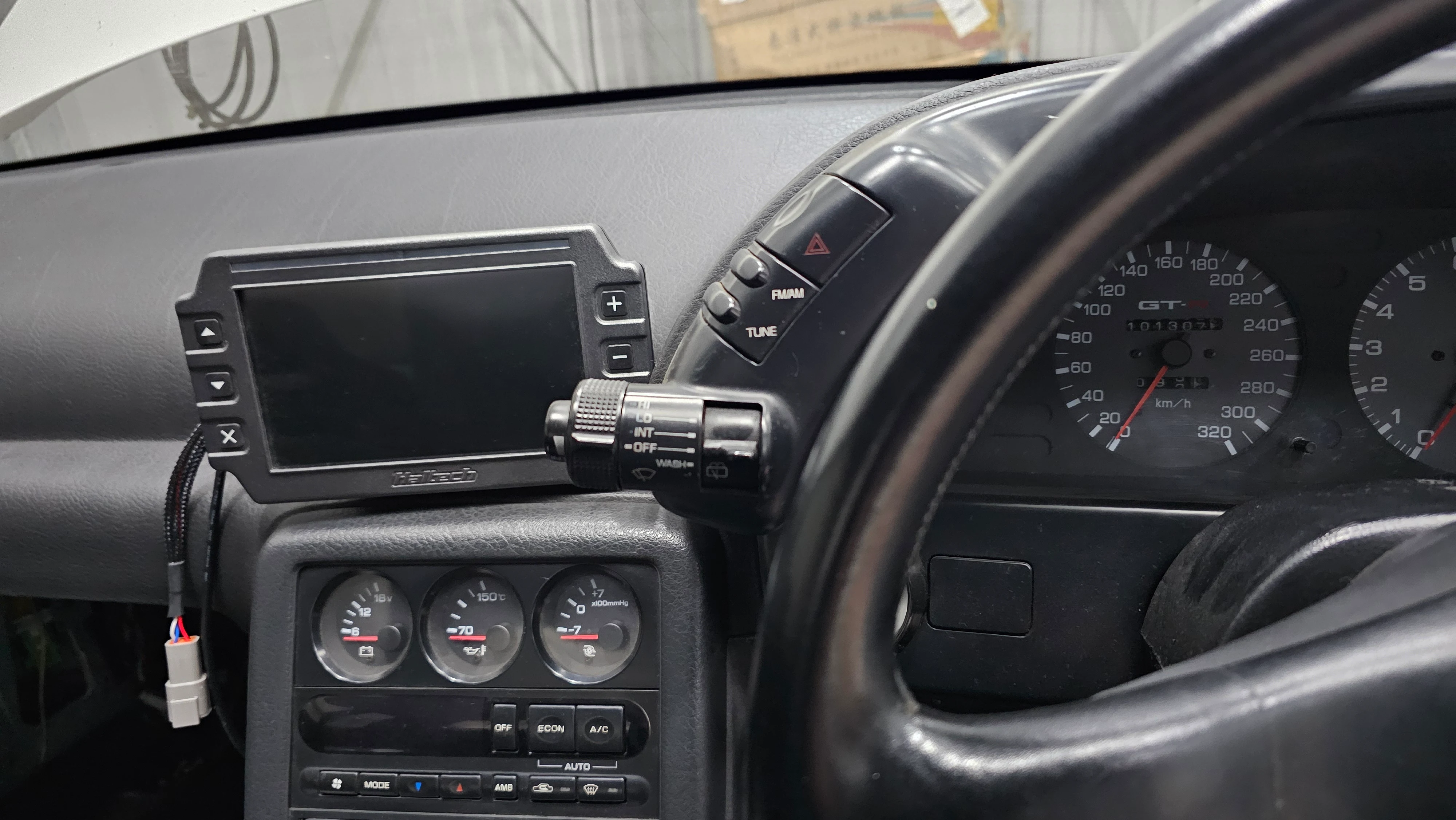 R32_DASH_VENT_DISPLAY_HOLDER_2.webp